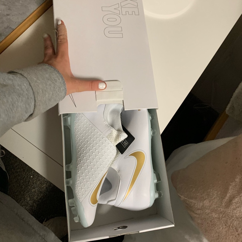 cleats - Picture 6 of 8